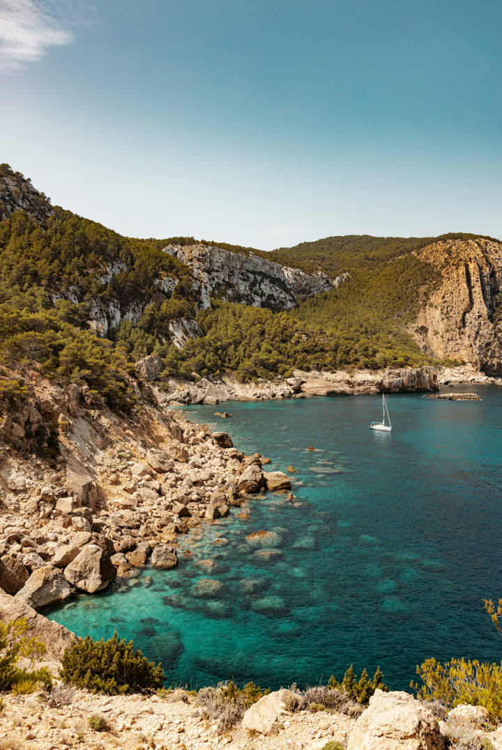 Ibiza and Formentera are not the same places to visit.